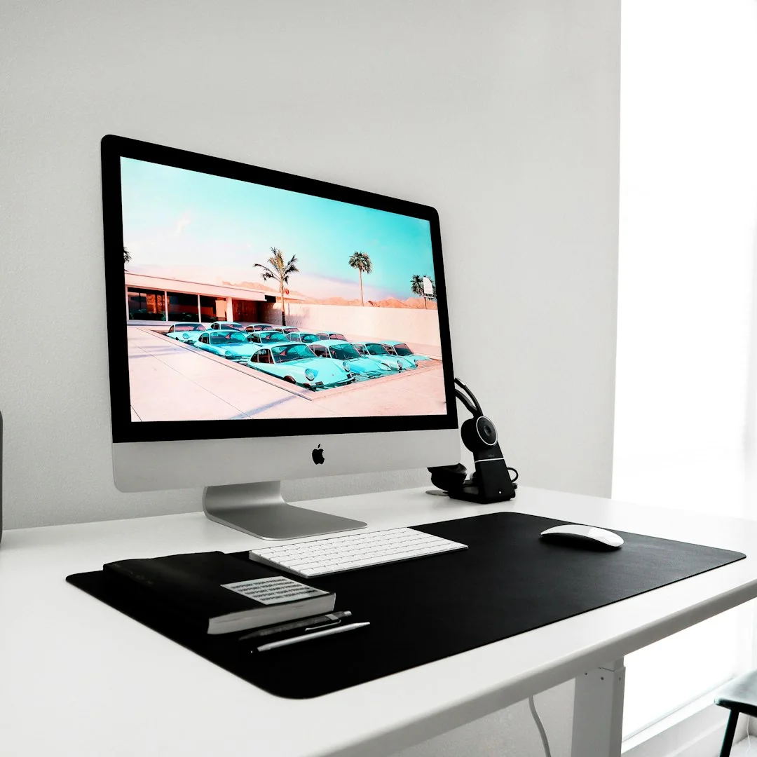 Bureau minimaliste mettant en avant un nettoyant multi-usage, des fournitures de bureau et des solutions de rangement.